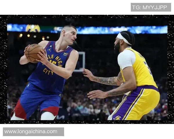 掘金与湖人首战激烈对决谁能在季后赛中占得先机